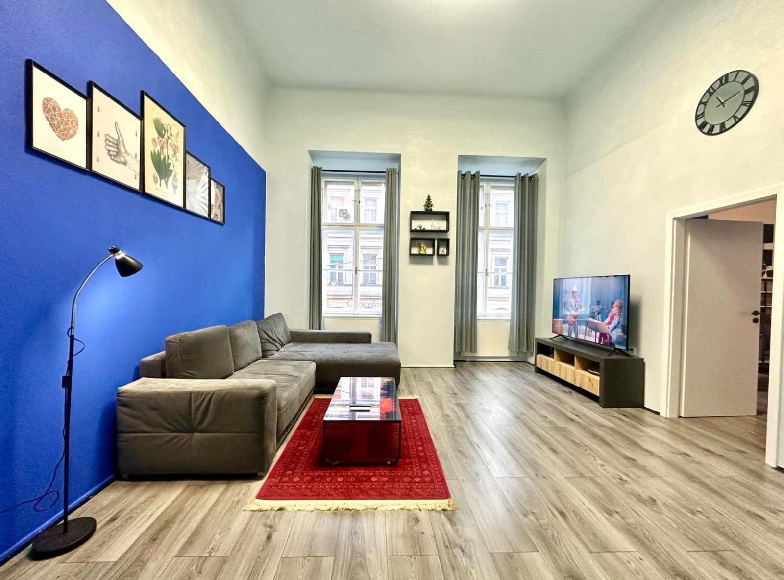 Stunning & Spacious 2bdr In Center Prague1 *